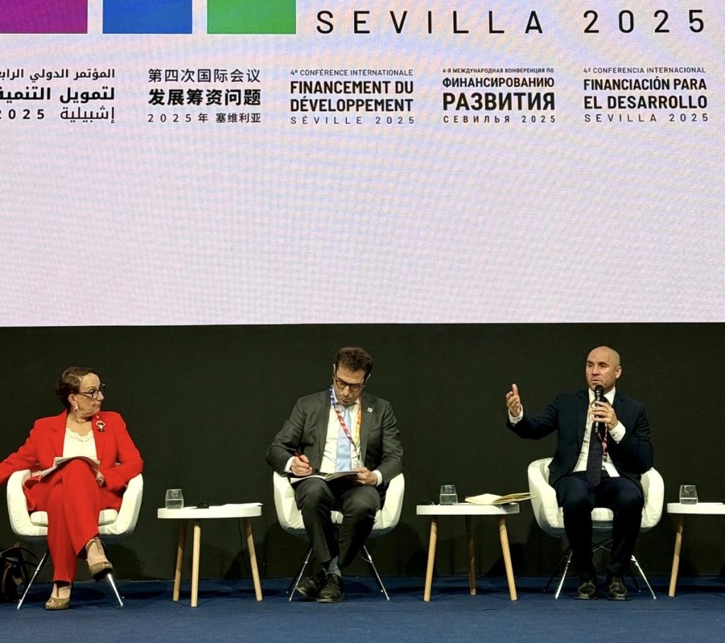 Desde Sevilla, junto al Presidente de España, Pedro Sanchez; el ministro de Economía Carlos Cuerpo y la economista Mariana Mazzucato, Martín Guzmán expuso sobre Financiación para el Desarrollo. Allí la presentó el Reporte del Jubileo comisionado por el Papa Francisco.